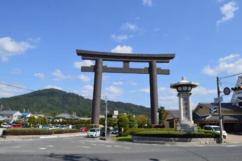 大神神社 大鳥居と三輪山