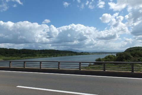 雄物大橋から見た雄物川と太平山地