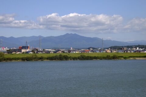 秋田大橋から見た雄物川と太平山