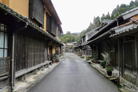 島根県大田市大森町にある大森銀山重要伝統的建造物群保存地区。ユネスコ世界文化遺産「石見銀山遺跡とその文化的景観」を構成する資産の一部。