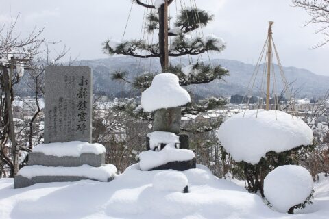丸岡城内にあるお静の慰霊碑