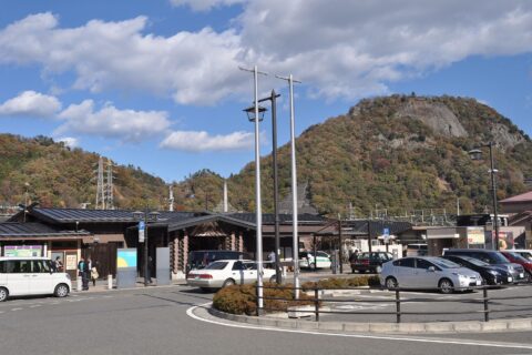 大月駅と岩殿山