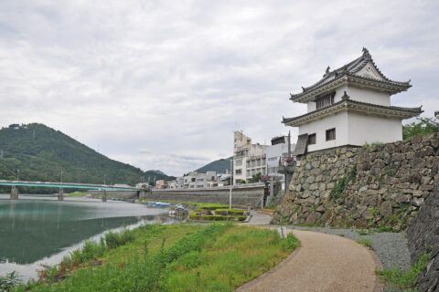大洲城 苧綿櫓（おわたやぐら、日本国指定の重要文化財）、冨士山と肱川