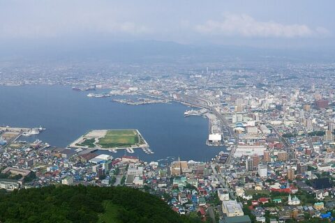 函館山から望む函館市街地。函館市函館山の函館山展望台（函館山ロープウェイ山頂駅）屋外から撮影。Adobe Photoshop CS4 11.4.1でPhotomerge（パノラマ合成）と遠近法調整を行ったのち、SILKYPIX Developer Studio 3.0で色調を調整した。