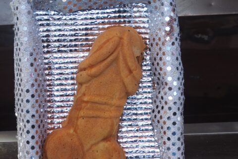男根形のケーキ。愛知県小牧市の田縣神社の豊年祭