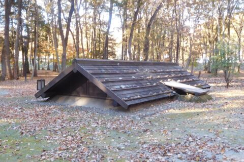栃木県宇都宮市竹下町にある、飛山城跡の中世竪穴建物。貯蔵庫または詰所として利用されたと考えられている。