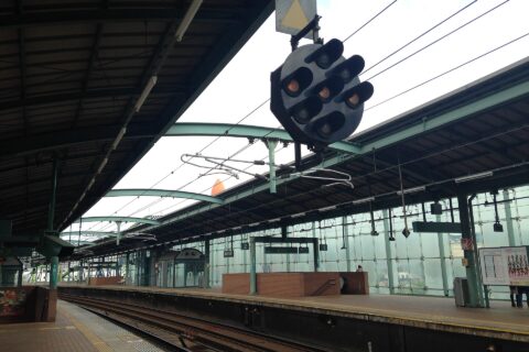 スペースワールド駅のホーム(奥は枝光方面)にある中継信号機