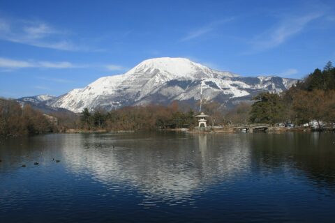 三島池と伊吹山