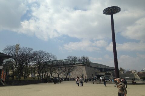 ​大阪城公園前の噴水と大阪城ホール