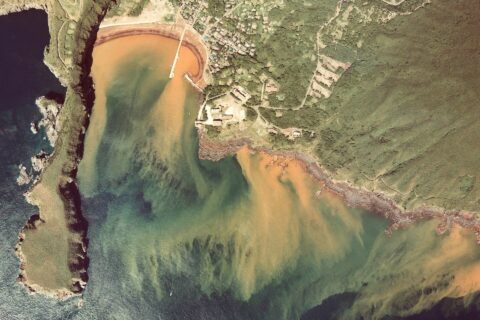 薩摩硫黄島港変色海域の空中写真。cku-77-5_c16_2を利用