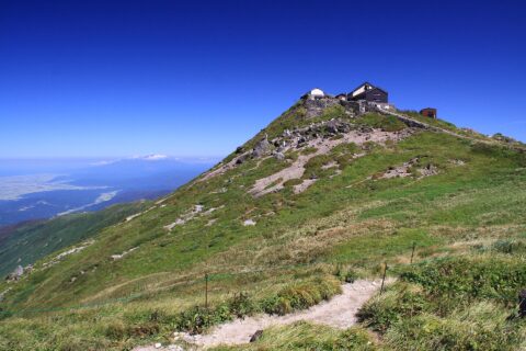 山形県の月山の山頂と月山神社。左奥に見えるのは鳥海山。
