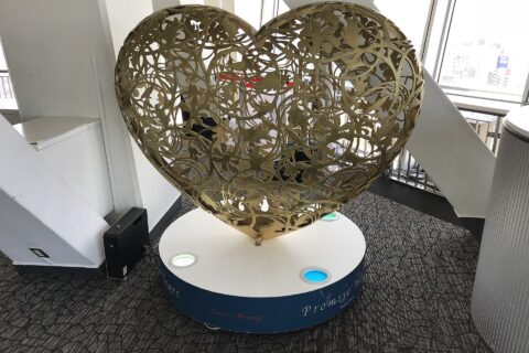 ​名古屋テレビ塔内に展示されたハート型のオブジェ、Promise Heart（プロミスハート）。