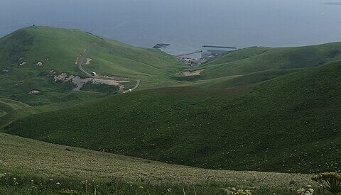 礼文島ゴロタ山からの眺望。画面左上から海驢島(撮影位置からの距離4.2km)、スコトン岬(2.8km)、鮑古丹。船泊湾を挟んで右上に金田ノ岬(5.3km)が見える。