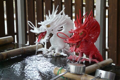 静岡県熱海市伊豆山にある伊豆山神社の手水舎の赤白二龍