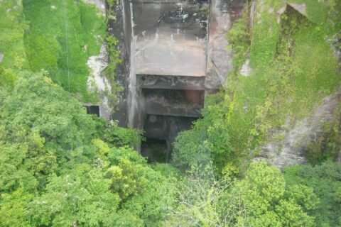鋸山ロープウェーから山頂駅の直下を望む。鋸山採石場跡。
