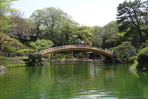 周遊和船から見た南湖の観月橋
