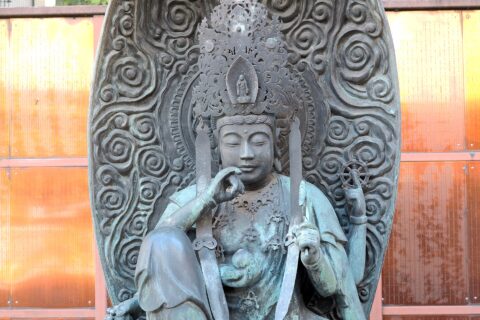 image présentant une photographie prise au temple Rokkaku-dō Choho-ji (頂法寺) situé dans l'arrondissement de Nakagyo à Kyoto : Statue