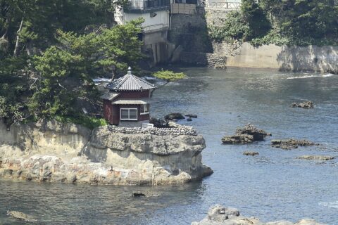 海から見た再建後の六角堂（北茨城市）2020年8月