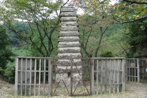 鹿谷寺跡 十三重石塔