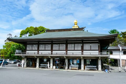 徳島県鳴門市にある四国八十八箇所霊場 第1番札所の霊山寺。納経所兼総合案内所。