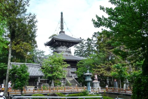 徳島県鳴門市にある四国八十八箇所霊場 第1番札所の霊山寺。多宝塔。