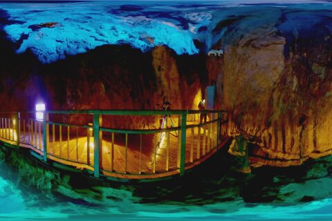日本国岩手県岩泉町に在る龍泉洞の地底湖 全天球画像
