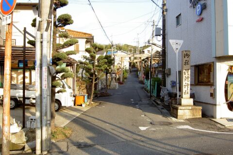 The front approach to Sada shrine. Minami-Nakaburi, Hirakata-shi, Osaka Japan.