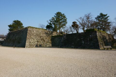 佐賀城天守台と本丸西側の続櫓。北西方向から撮影。佐賀市城内の佐賀城公園内。高さ約9m、広さは南北30m・東西26m。