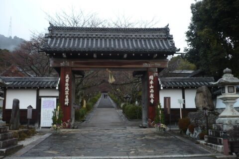 西教寺の総門