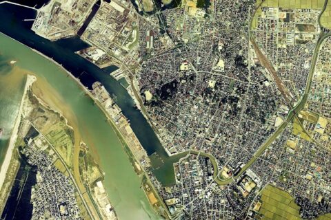 酒田市（山形県）中心部一帯の空中写真。cto-76-14_c13の2,3,4,5,6,7,8、cto-76-14_c14の2,3,4,5,6,7,8、合計14枚を合成作成。