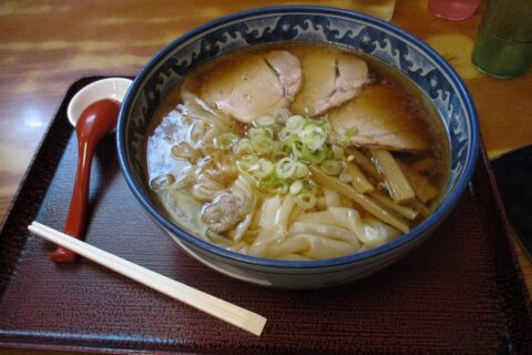 酒田市にある「さらしな」にて提供されるワンタンメン。