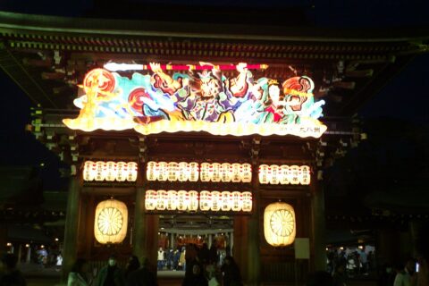 神奈川県の寒川神社 神門のねぶたライトアップ（2013年1月）。干支の「巳」に因む。