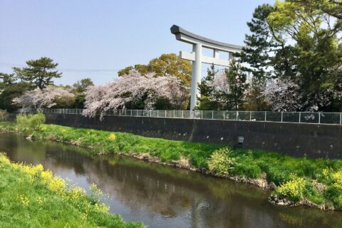 目久尻川と寒川神社表参道