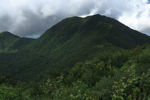 島根県の女三瓶山からのパノラマ撮影。左から女三瓶、男三瓶、子三瓶、孫三瓶、太平山