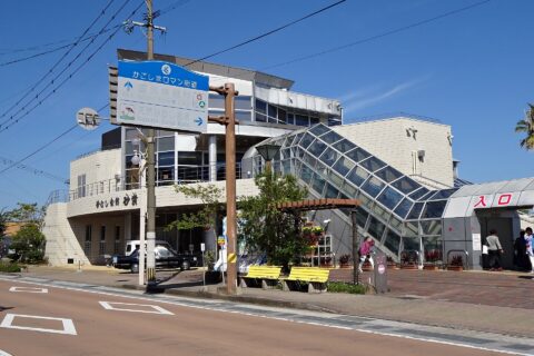 砂むし会館「砂楽」。指宿温泉の代表的な施設で海岸沿いにある