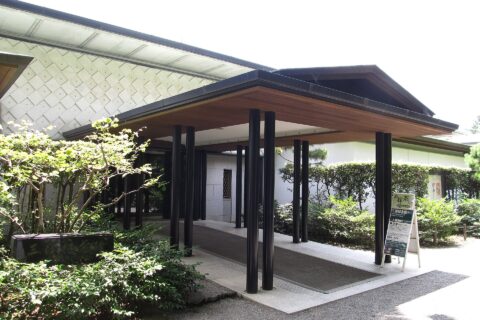 神奈川県横浜市中区本牧三之谷の三溪園内にある三溪記念館。 原富太郎（三溪）に関する資料、原富太郎自筆やゆかりの作家による書画・美術工芸品等を展示している。