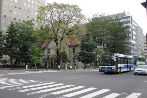 高層ビルに囲まれている札幌市時計台。存在感の乏しさで話題になることもしばしばある。