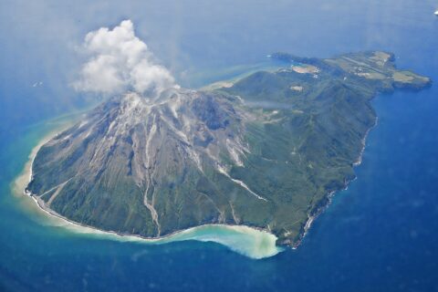 硫黄島（鹿児島県）を北東側から空撮。硫黄岳からの白色噴気及び変色水が確認できる。