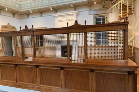 佐原三菱館内部の営業カウンター（修復後）。2023年撮影。手前側が公衆室、奥側が営業室。