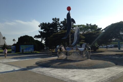 ​マリンワールド海の中道の正面にあるイルカのオブジェ