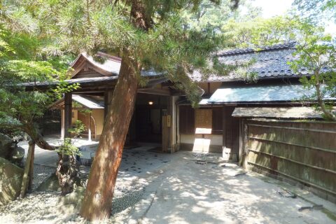 庄内の豪商、本間氏によって築かれた別邸、「清遠閣」。粋を尽くした造作で酒田の迎賓館と呼ばれ、大正14年には皇太子時代(摂政殿下時代)の昭和天皇陛下も宿泊された。市内の旧本邸と異なり、こちらは純粋に賓客をもてなす事を目的に造られた建物である。