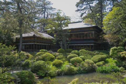 庄内の豪商、本間氏によって築かれた別邸、「清遠閣」。粋を尽くした造作で酒田の迎賓館と呼ばれ、大正14年には皇太子時代(摂政殿下時代)の昭和天皇陛下も宿泊された。市内の旧本邸と異なり、こちらは純粋に賓客をもてなす事を目的に造られた建物である。