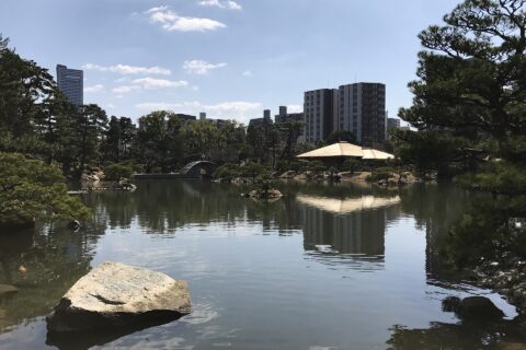 縮景園の古松渓より望む濯纓池と跨虹橋・清風館