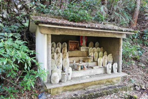 各務原市各務字車洞にある青龍寺。不動堂。