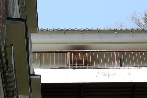 各務原市各務字車洞にある青龍寺。本堂の扁額。旧名の白龍寺と書かれている。
