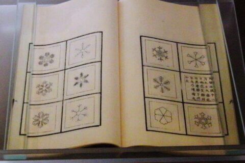 『雪華図説』。土井利位著、1832（天保3）年刊。国立科学博物館の展示。