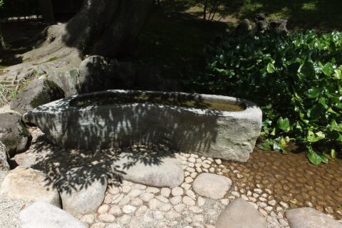 千秋公園、茶室「宣庵」にある石の手水鉢。石田三成が佐竹義久（佐竹東家）に贈ったものと伝わる。