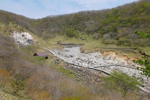 栃木県那須郡那須町湯本にある、殺生石園地。