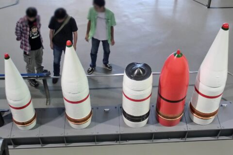 呉海事博物館に展示されている主砲弾。右より46cm砲弾(九一式徹甲弾)、46cm三式弾、46cm砲弾(九一式徹甲弾)本体（被帽なし）、41cm砲弾(九一式徹甲弾)、36cm砲弾(九一式徹甲弾)