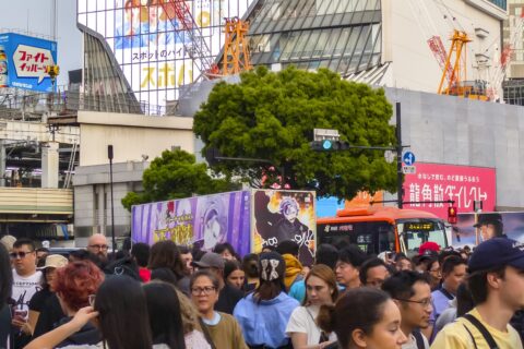 渋谷スクランブル交差点。外国人旅行者が多数行きかう。